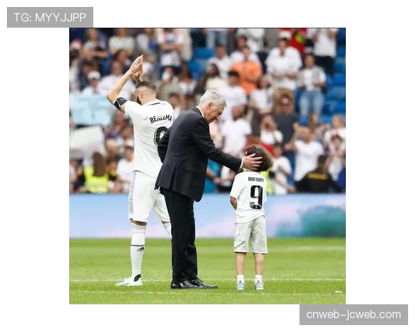 官方：本泽马回归皇马训练基地，将以“战术顾问”身份短期协助安切洛蒂分析欧冠对手。